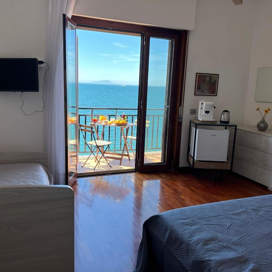 Vip Sul Mare Bed & Breakfast Castellammare di Stabia Bagian luar foto